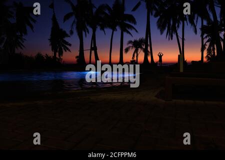 Boracay, Philippines - 27 janvier 2020 : la piscine est illuminée la nuit sur fond de ciel nocturne. Plage de Diniwid au coucher du soleil. Banque D'Images