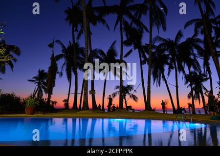 Boracay, Philippines - 27 janvier 2020 : la piscine est illuminée la nuit sur fond de ciel nocturne. Plage de Diniwid au coucher du soleil. Banque D'Images