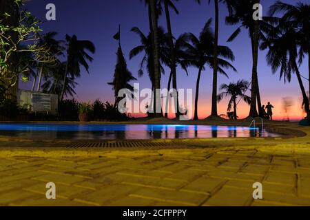 Boracay, Philippines - 27 janvier 2020 : la piscine est illuminée la nuit sur fond de ciel nocturne. Plage de Diniwid au coucher du soleil. Banque D'Images