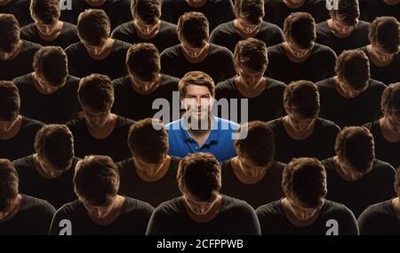 Vue de dessus de la foule grise de personnes identiques et spécial un homme, différence et concept de diversité. Unique parmi les sans visage, pas comme tout le monde. Souriant et confiant, se sent heureux. Collage. Banque D'Images