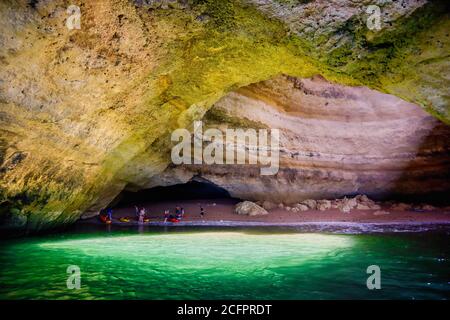 Une photo de la grotte de Benagil prise d'un bateau avec vue de la lumière venant du trou vers le haut la grotte Banque D'Images