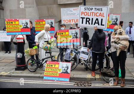 Londres, Royaume-Uni. 7 septembre 2020. Les partisans du fondateur de WikiLeaks, Julian Assange, se rassemblent en dehors de Old Bailey alors que le tribunal entend des procédures d'extradition contre lui. Credit: Tommy London/Alay Live News Banque D'Images