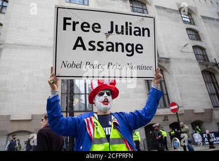 Londres, Royaume-Uni. 7 septembre 2020. Les partisans du fondateur de WikiLeaks, Julian Assange, se rassemblent en dehors de Old Bailey alors que le tribunal entend des procédures d'extradition contre lui. Credit: Tommy London/Alay Live News Banque D'Images