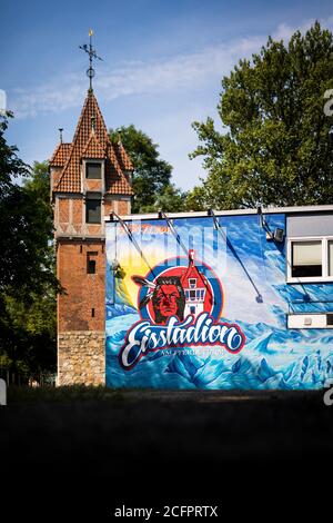 Hanovre, Allemagne. 14 juillet 2020. Le logo du club de sports de glace 'EC Hannover Indianss' est visible sur une façade dans la zone d'entrée du stade de glace de la tour à cheval. Credit: Moritz Frankenberg/dpa/Alay Live News Banque D'Images