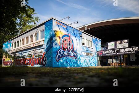 Hanovre, Allemagne. 14 juillet 2020. Le logo du club de sports de glace 'EC Hannover Indianss' est visible sur une façade dans la zone d'entrée du stade de glace de la tour à cheval. Credit: Moritz Frankenberg/dpa/Alay Live News Banque D'Images