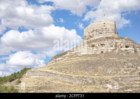 Château de Curiel de Duero, bâtiment fortifié situé sur une colline rocheuse dans la province de Valladolid, Castille et Leon, Espagne. Banque D'Images