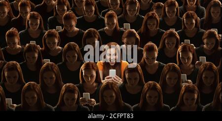 Vue de dessus de la foule grise de personnes identiques et spécial une femme, différence et concept de diversité. Unique parmi les sans visage, pas comme tout le monde. Téléphone à défilement délirant, stupéfiant. Collage. Banque D'Images