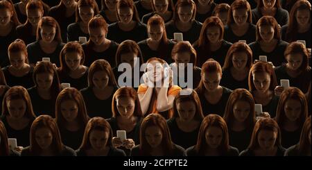 Vue de dessus de la foule grise de personnes identiques et spécial une femme, différence et concept de diversité. Unique parmi les sans visage, pas comme tout le monde. Écouter de la musique, semble heureux. Collage. Banque D'Images