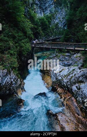 Gorge de Vintgar avec rivière fluide et promenade en bois en Slovénie Banque D'Images