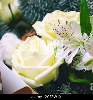 Fleurs blanches roses et Alstroemeria en bouquet avec une branche d'épinette Banque D'Images