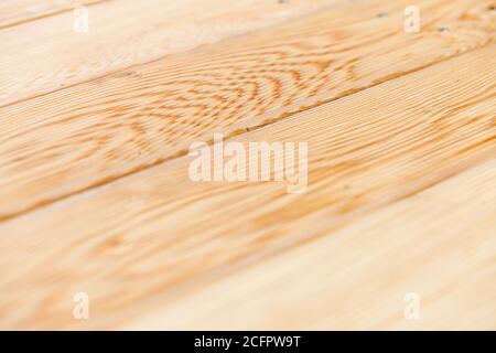 Nouveau parquet extérieur naturel en bois, panneaux de mélèze non colorés, gros plan avec mise au point sélective Banque D'Images