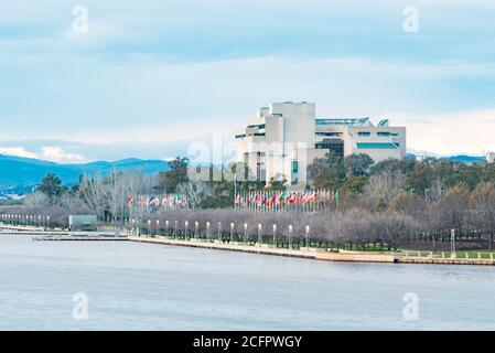 Le monolithe Brutaliste a conçu High court of Australia sur les rives du lac Burley Griffin à Canberra, territoire de la capitale australienne en Australie Banque D'Images