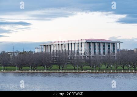 Les nuages matinaux forment un halo sur la Bibliothèque nationale sur les rives du lac Burley Griffin à Canberra, dans le territoire de la capitale australienne Banque D'Images