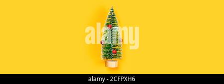 Noël et Nouvel an arrière-plan décoratif jaune avec un arbre de Noël. Mise à plat, vue du dessus, copiez l'espace. Banque D'Images
