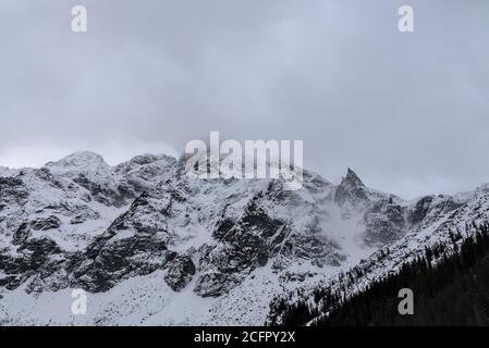 Montagnes de Tatra brumeuses et orageux autour du lac Morskie Oko, montagnes de Tatra, Pologne Banque D'Images
