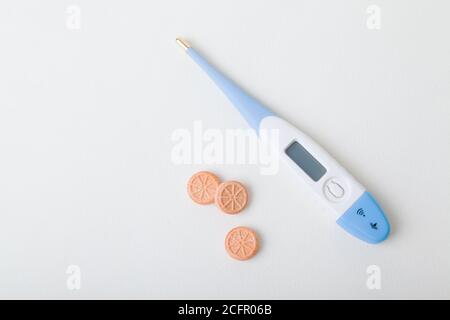 Thermomètre électronique et pilules d'orange Banque D'Images