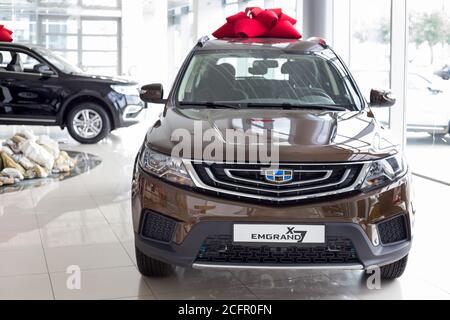 Russie, Izhevsk - 14 août 2020 : nouvel Emgrand X7 moderne dans la salle d'exposition Geely. Vue avant. Constructeur automobile de Chine. Banque D'Images