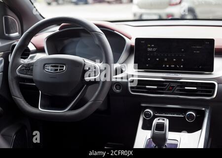 Russie, Izhevsk - 14 août 2020 : salle d'exposition Geely. Volant et intérieur de la nouvelle voiture moderne Coolray. Constructeur automobile de Chine. Banque D'Images