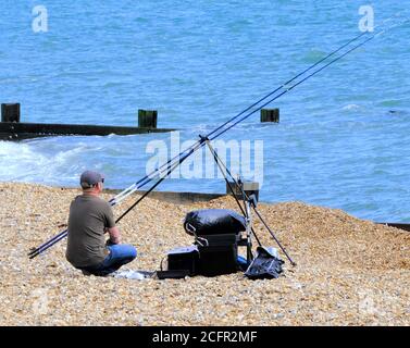 Pêche à la ligne sur la plage à Milford-on-Sea Banque D'Images