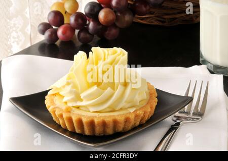 Une tarte au citron vert sur une serviette en lin blanc Banque D'Images