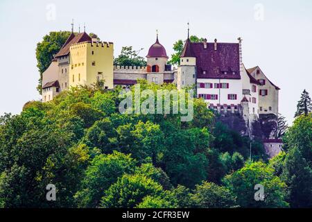 Vue panoramique sur le château de Lenzburg, situé au-dessus de la vieille ville de Lenzburg dans le canton d'Argau, en Suisse. Banque D'Images