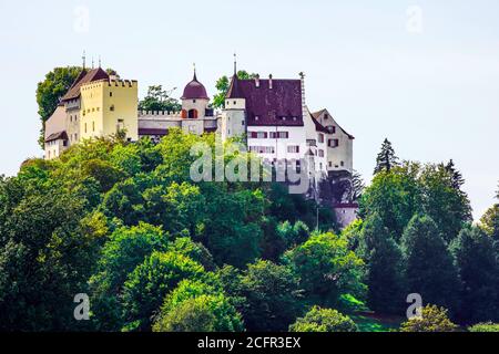 Vue panoramique sur le château de Lenzburg, situé au-dessus de la vieille ville de Lenzburg dans le canton d'Argau, en Suisse. Banque D'Images