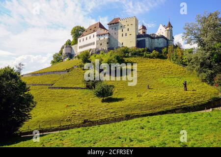 Vue panoramique sur le château de Lenzburg, situé au-dessus de la vieille ville de Lenzburg dans le canton d'Argau, en Suisse. Banque D'Images