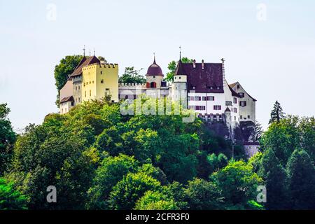 Vue panoramique sur le château de Lenzburg, situé au-dessus de la vieille ville de Lenzburg dans le canton d'Argau, en Suisse. Banque D'Images