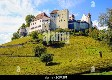 Vue panoramique sur le château de Lenzburg, situé au-dessus de la vieille ville de Lenzburg dans le canton d'Argau, en Suisse. Banque D'Images