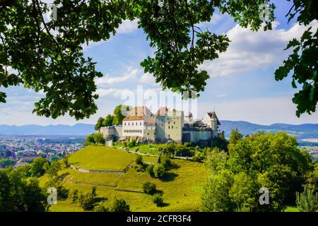 Vue panoramique sur le château de Lenzburg, situé au-dessus de la vieille ville de Lenzburg dans le canton d'Argau, en Suisse. Banque D'Images