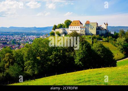 Vue panoramique sur le château de Lenzburg, situé au-dessus de la vieille ville de Lenzburg dans le canton d'Argau, en Suisse. Banque D'Images