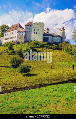 Vue panoramique sur le château de Lenzburg, situé au-dessus de la vieille ville de Lenzburg dans le canton d'Argau, en Suisse. Banque D'Images