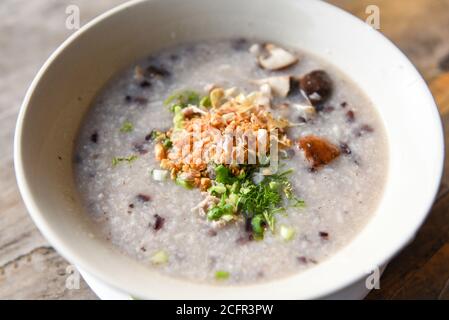 MUSH ou porridge de riz / riz bouilli avec shiitake au porc champignons et légumes Banque D'Images