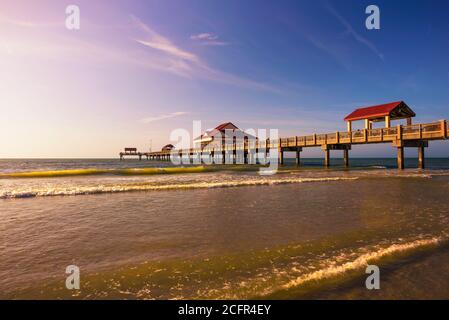 Pier 60 au coucher du soleil sur une plage Clearwater en Floride Banque D'Images