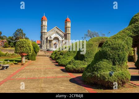 Église catholique avec un parc à Zarcero, Costa Rica Banque D'Images