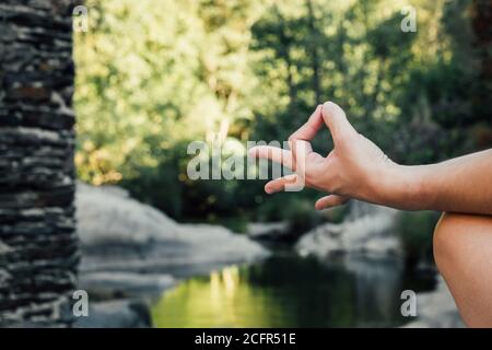 main de femme faisant une mudra dans la nature Banque D'Images