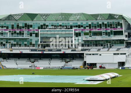 Leeds, Royaume-Uni. 07septembre 2020. Yorkshire County Cricket, Emerald Headingley Stadium, Leeds, West Yorkshire, 7 septembre 2020. Bob Willis Trophy - Yorkshire County Cricket Club vs Leicestershire County Cricket Club, 2e jour. Vue générale du stade alors que la pluie continue de tomber le deuxième jour du trophée Bob Willis au stade Emerald Headingley. Crédit : Touchlinepics/Alamy Live News Banque D'Images