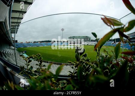 Leeds, Royaume-Uni. 07septembre 2020. Yorkshire County Cricket, Emerald Headingley Stadium, Leeds, West Yorkshire, 7 septembre 2020. Bob Willis Trophy - Yorkshire County Cricket Club vs Leicestershire County Cricket Club, 2e jour. Vue générale du stade alors que la pluie continue de tomber le deuxième jour du trophée Bob Willis au stade Emerald Headingley. Crédit : Touchlinepics/Alamy Live News Banque D'Images