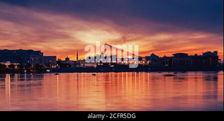 Lac de Kaban en face du théâtre Kamal à Kazan. Attraction populaire de la ville. Coucher de soleil paysage urbain. Banque D'Images