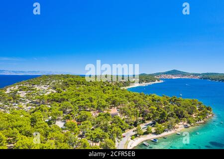 Drone vue aérienne de l'île de Losinj, belle côte Adriatique et ville de Mali Losinj en arrière-plan. Baie de Kvarner, Croatie, Europe. Banque D'Images