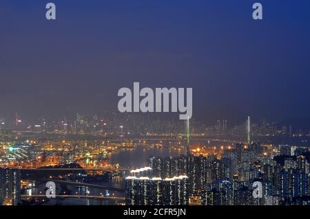 Paysage urbain de Hong Kong la nuit (pont Stonecutters, Tsing Yi, Rambler Channel) Banque D'Images