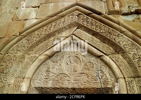 Magnifique sculpture en pierre au-dessus de l'entrée de l'église de l'Assomption dans le complexe du château d'Ananuri, Aragvi River Bank, Géorgie Banque D'Images