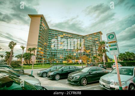 BOCA RATON, FL - 10 AVRIL 2018 : parking et immeubles de la ville au coucher du soleil. Banque D'Images