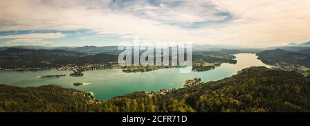 Panorama du lac Worthersee et de la ville de Klagenfurt Banque D'Images