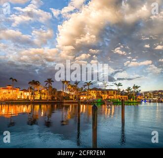 Bâtiments de Boca Raton le long du lac Boca Raton au coucher du soleil, Floride - Etats-Unis Banque D'Images