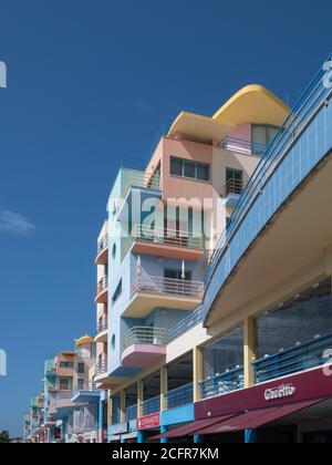 ALBUFEIRA, LE SUD DE L'ALGARVE / PORTUGAL - 10 mars : bâtiments colorés à la Marina de Albufeira Portugal le 10 mars 2018 Banque D'Images