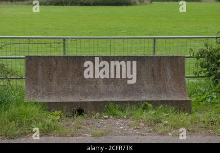 Barrière de trafic en béton bloquant une entrée dans un champ à Rural Devon, Angleterre, Royaume-Uni Banque D'Images