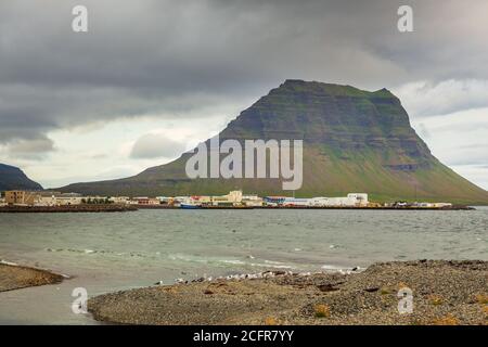 Vue sur la côte de la baie de Grundafjordur sur la péninsule de Snaefellsnes. La montagne autour. Ouest de l'Islande. Banque D'Images