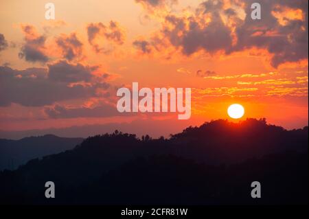 Coucher de soleil doré sur les montagnes près de la Thaïlande et de la frontière du Myanmar. Banque D'Images