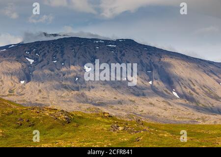 Vue sur la côte de la baie de Grundafjordur sur la péninsule de Snaefellsnes. La montagne autour. Ouest de l'Islande. Banque D'Images